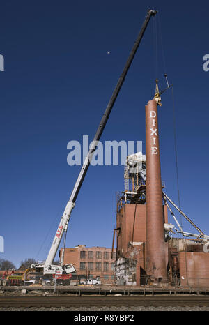 Dixie Schornstein Abriss. Lexington, NC. Lexington Home Marken Werk Nr. 1 smoke Stack domolished nach dem Brand der einst wohlhabenden ma zerstört Stockfoto