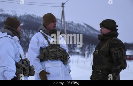 Generalmajor Odin Johannessen, Norwegisch Stabschef der Armee, spricht mit Kapitän Thomas Huens, Kommandeur der Bravo Truppe, 1st Squadron, 91st Cavalry Regiment, 173Rd Airborne Brigade während der Übung gemeinsame Viking 17 in der Finnmark, Norwegen. Gemeinsame Viking 17 eine kombinierte Übung nördlich des Polarkreises, Fallschirmjäger' Aufklärung und Letalität tests bei extrem kalten Wetterbedingungen Umgebungen. Die 173Rd Airborne Brigade, in Vicenza, Italien ist der US-Armee Contingency Response Force in Europa, die in der Lage ist, die Kräfte projizieren, das volle Spektrum militärischer Operationen über die Uni zu leiten Stockfoto