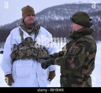 Generalmajor Odin Johannessen, Norwegisch Stabschef der Armee, spricht mit Kapitän Thomas Huens, Kommandeur der Bravo Truppe, 1st Squadron, 91st Cavalry Regiment, 173Rd Airborne Brigade während der Übung gemeinsame Viking 17 in der Finnmark, Norwegen. Gemeinsame Viking 17 eine kombinierte Übung nördlich des Polarkreises, Fallschirmjäger' Aufklärung und Letalität tests bei extrem kalten Wetterbedingungen Umgebungen. Die 173Rd Airborne Brigade, in Vicenza, Italien ist der US-Armee Contingency Response Force in Europa, die in der Lage ist, die Kräfte projizieren, das volle Spektrum militärischer Operationen über die Uni zu leiten Stockfoto