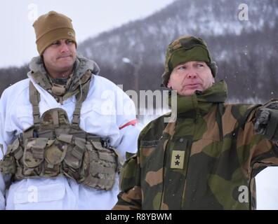 Generalmajor Odin Johannessen, Norwegisch Stabschef der Armee, spricht mit Kapitän Thomas Huens, Kommandeur der Bravo Truppe, 1st Squadron, 91st Cavalry Regiment, 173Rd Airborne Brigade während der Übung gemeinsame Viking 17 in der Finnmark, Norwegen. Gemeinsame Viking 17 eine kombinierte Übung nördlich des Polarkreises, Fallschirmjäger' Aufklärung und Letalität tests bei extrem kalten Wetterbedingungen Umgebungen. Die 173Rd Airborne Brigade, in Vicenza, Italien ist der US-Armee Contingency Response Force in Europa, die in der Lage ist, die Kräfte projizieren, das volle Spektrum militärischer Operationen über die Uni zu leiten Stockfoto