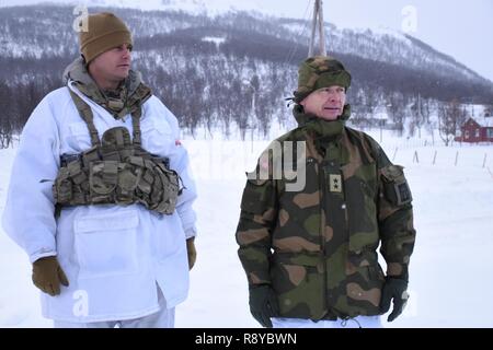 Generalmajor Odin Johannessen, Norwegisch Stabschef der Armee, spricht mit Kapitän Thomas Huens, Kommandeur der Bravo Truppe, 1st Squadron, 91st Cavalry Regiment, 173Rd Airborne Brigade während der Übung gemeinsame Viking 17 in der Finnmark, Norwegen. Gemeinsame Viking 17 eine kombinierte Übung nördlich des Polarkreises, Fallschirmjäger' Aufklärung und Letalität tests bei extrem kalten Wetterbedingungen Umgebungen. Die 173Rd Airborne Brigade, in Vicenza, Italien ist der US-Armee Contingency Response Force in Europa, die in der Lage ist, die Kräfte projizieren, das volle Spektrum militärischer Operationen über die Uni zu leiten Stockfoto