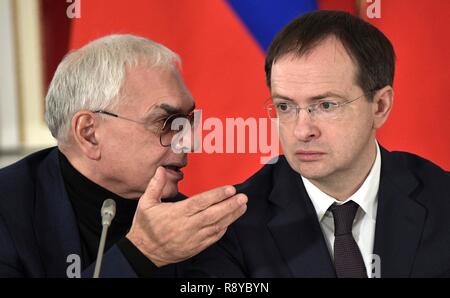 Die russische Kultur Minister Wladimir Medinsky, rechts, und der Generaldirektor der Mosfilm Karen Shakhnazarov vor der Sitzung des Präsidiums für Kunst und Kultur Dezember 15, 2018 in St. Petersburg, Russland. Stockfoto