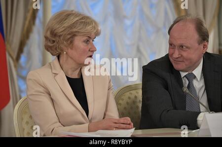 Dem stellvertretenden russischen Premierminister Olga Golodets, Links, und Berater des Präsidenten Wladimir Tolstoi vor der Sitzung des Präsidiums für Kunst und Kultur Dezember 15, 2018 in St. Petersburg, Russland. Stockfoto