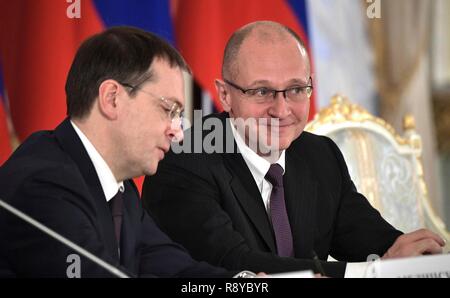 Russische Erster Stellvertretender Stabschef der Presidential Executive Office Sergei Kiriyenko, Recht und Kultur Minister Wladimir Medinsky vor der Sitzung des Präsidiums für Kunst und Kultur Dezember 15, 2018 in St. Petersburg, Russland. Stockfoto