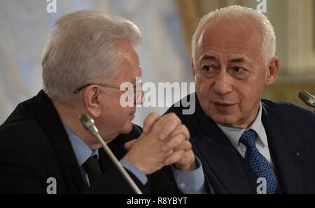 Russische Direktor der Eremitage, Michail Piotrovsky, Links, und Dirigent Vladimir Spivakov vor der Sitzung des Präsidiums für Kunst und Kultur Dezember 15, 2018 in St. Petersburg, Russland. Stockfoto