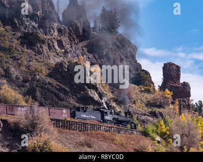 Cumbres & Toltec Scenic Railroad Zug klettert Windy Point auf der Westseite der Cumbres Pass in Colorado. Stockfoto