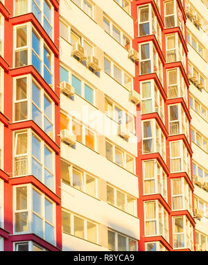 Von außen ein modernes Apartmentgebäude im Licht der untergehenden Sonne. Kiew, Ukraine Stockfoto