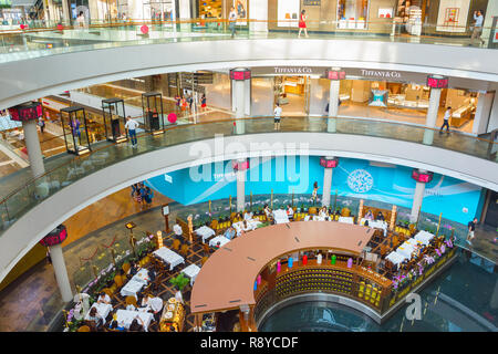 Singapur - Januar 16, 2017: in Singapur Marina Bay Shopping Mall, Erhöhte Ansicht von Böden Stockfoto