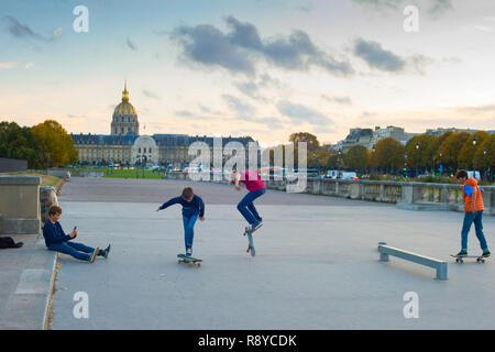 Junge unter Bild von Skating jugendlich Kinder, Parlament Gebäude im Hintergrund, Paris Frankreich Stockfoto