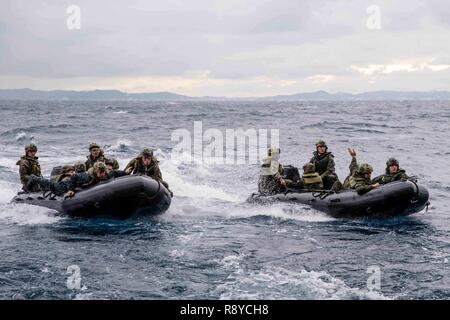 OKINAWA, Japan (11. März 2017) Kapitän Thomas Shultz (links), Vorstand der amphibious Transport dock Schiff USS Green Bay (20), LPD und Marines zugeordnet. bis 31 Marine Expeditionary Unit (MEU), bereiten das Schiff gut Deck während einem Kampf Gummi überfällt, Handwerk, um die Probe zu starten. Green Bay, Teil der Bonhomme Richard Expeditionary Strike Group, mit Eingeschifft 31 MEU, wird auf einer Routinepatrouille in der Indo-Asia - Pazifik Region warfighting Bereitschaft und Haltung als ready-Response Force für jede Art der Kontingenz zu verbessern. Stockfoto