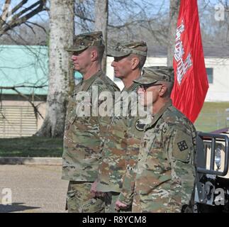 U.S. Army Reserve Generalmajor Tracy ein Thompson, Links, ausgehende Commander, 412 Theater Ingenieur Befehl (TEC), Maj Gen David J. Conboy, stellvertretender kommandierender General (Operations), United States Army Reserve Command und Command Sgt. Maj. Michael Boyd, 411 Engineer Brigade, waren die offiziellen Partei für Thompson's Verzicht auf Befehl der Steuereinheit TEC Hauptsitz in Vicksburg, Fräulein, 4. März 2017. Stockfoto