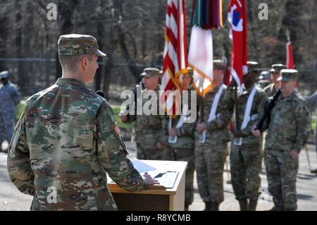 U.S. Army Reserve Generalmajor David J. Conboy, stellvertretender kommandierender General (Operations), United States Army Reserve Command, war der Wirt für einen Verzicht auf Befehl Zeremonie an der 412 Theater Ingenieur Befehl Hauptsitz in Vicksburg, Fräulein, 4. März 2017. Generalmajor Tracy Thompson war der scheidende Kommandant. Stockfoto