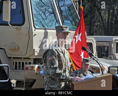 U.S. Army Reserve Generalmajor David J. Conboy, stellvertretender kommandierender General (Operations) United States Army Reserve Command, war der Wirt für einen Verzicht auf Befehl Zeremonie an der 412 Theater Ingenieur Befehl Hauptsitz in Vicksburg, Fräulein, 4. März 2017. Generalmajor Tracy Thompson, weit Recht, war der scheidende Kommandant. Stockfoto