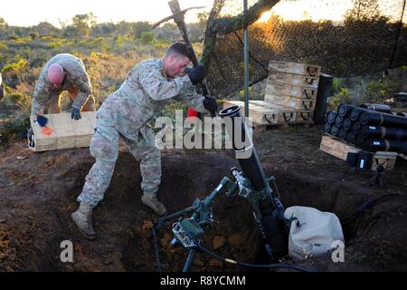 Spc. Kevin DeVries, einem Mörser Schütze mit einer Truppe, die 1. Staffel, 91st Cavalry Regiment, 173Rd Airborne Brigade ausgräbt Schmutz für die Besiedlung der Grundplatte für eine 120 mm Mörser während der Live-Fire Training bei Ausübung echten Tauwetter in Santa Margarida, Portugal, 10. März 2017. Übung echten Tauwetter ist eine portugiesische-geführten großen gemeinsamen und kombinierte Kraft ausüben, zur Entwicklung und Förderung der internationalen Zusammenarbeit im Bereich der Luft und Land taktische Schulung. (Elena Baladelli/freigegeben) Stockfoto