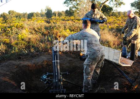 Spc. Kevin DeVries, einem Mörser Schütze mit einer Truppe, die 1. Staffel, 91st Cavalry Regiment, 173Rd Airborne Brigade ausgräbt Schmutz für die Besiedlung der Grundplatte für eine 120 mm Mörser während der Live-Fire Training bei Ausübung echten Tauwetter in Santa Margarida, Portugal, 10. März 2017. Übung echten Tauwetter ist eine portugiesische-geführten großen gemeinsamen und kombinierte Kraft ausüben, zur Entwicklung und Förderung der internationalen Zusammenarbeit im Bereich der Luft und Land taktische Schulung. (Elena Baladelli/freigegeben) Stockfoto