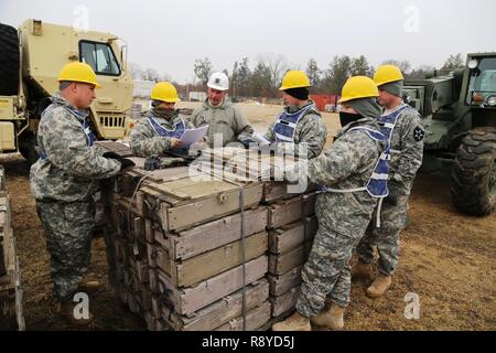 Studenten und Dozenten mit dem 13 Bataillon, 100 Regiment der 89 B 10 Munition liefern natürlich die Bestandsaufnahme der Munition Paletten während Operationen diskutieren 28.02.2017, am Fort McCoy. Die vier-wöchigen Kurs bietet Schulungen für die Soldaten, die Umgliederung der 89 B militärische berufliche Spezialität sind - eine Spezialität, die in der hohen Nachfrage in der gesamten Armee. Die 13 Bataillon, 100 Regiment ist ein ordnance Battalion, die für die Soldaten in der Ordnance Wartung MOS Serie Schulung und Ausbildung unterstützen. Die Einheit, die im Rahmen der 3 Feuerwehr ausgerichtet, 94th Division des 80 Training". Stockfoto