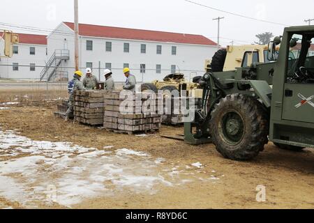 Studenten und Dozenten mit dem 13 Bataillon, 100 Regiment der 89 B 10 Munition liefern natürlich die Bestandsaufnahme der Munition Paletten während Operationen diskutieren 28.02.2017, am Fort McCoy. Die vier-wöchigen Kurs bietet Schulungen für die Soldaten, die Umgliederung der 89 B militärische berufliche Spezialität sind - eine Spezialität, die in der hohen Nachfrage in der gesamten Armee. Die 13 Bataillon, 100 Regiment ist ein ordnance Battalion, die für die Soldaten in der Ordnance Wartung MOS Serie Schulung und Ausbildung unterstützen. Die Einheit, die im Rahmen der 3 Feuerwehr ausgerichtet, 94th Division des 80 Training". Stockfoto