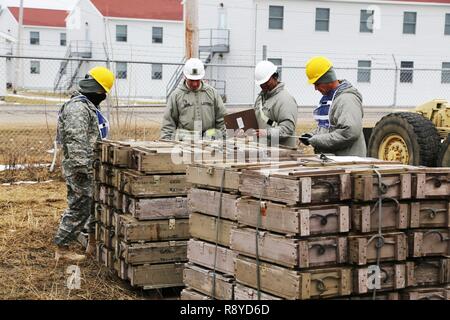 Studenten und Dozenten mit dem 13 Bataillon, 100 Regiment der 89 B 10 Munition liefern natürlich die Bestandsaufnahme der Munition Paletten während Operationen diskutieren 28.02.2017, am Fort McCoy. Die vier-wöchigen Kurs bietet Schulungen für die Soldaten, die Umgliederung der 89 B militärische berufliche Spezialität sind - eine Spezialität, die in der hohen Nachfrage in der gesamten Armee. Die 13 Bataillon, 100 Regiment ist ein ordnance Battalion, die für die Soldaten in der Ordnance Wartung MOS Serie Schulung und Ausbildung unterstützen. Die Einheit, die im Rahmen der 3 Feuerwehr ausgerichtet, 94th Division des 80 Training". Stockfoto