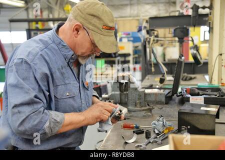 Eric Brewer, 341 Bauingenieur Squadron Power Support Systeme Mechaniker, wertet einen Teil einer Startrampe Notstromgenerator März 7, 2017, in der malmstrom Air Force Base, Mont, um sicherzustellen, dass alle 150 Raketen auf malmstrom sind auf 24-Std.-Alert, Flieger aus der Fertigung müssen Notstromgeneratoren um die Sicherung die Stromversorgung aller Der startanlagen Versorgung erhalten. Stockfoto