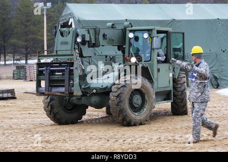 Schülerinnen und Schüler mit dem 13 Bataillon, 100 Regiment der 89 B 10 Munition liefern natürlich prüfen, die operativen Fähigkeiten von mehreren All-Terrain Lifter, Armee System Gabelstapler während Operationen 28.02.2017, am Fort McCoy. Die vier-wöchigen Kurs bietet Schulungen für die Soldaten, die Umgliederung der 89 B militärische berufliche Spezialität sind - eine Spezialität, die in der hohen Nachfrage in der gesamten Armee. Die 13 Bataillon, 100 Regiment ist ein ordnance Battalion, die für die Soldaten in der Ordnance Wartung MOS Serie Schulung und Ausbildung unterstützen. Die Einheit, die im Rahmen der 3 Feuerwehr ausgerichtet, 94th Divis Stockfoto