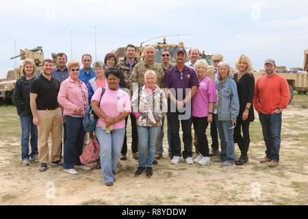 Führungskräfte aus über Louisiana trat Colonel Brian Sullivan, Commander, 3. Brigade Combat Team, 10 Mountain Division (LI) für ein Gruppenfoto während ihres Besuchs am Berg. Stockfoto