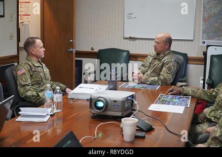 Us-Armee Generalmajor Robert E. Livingston, Jr., Adjutant General von South Carolina, die Gespräche mit der US-Army Colonel Jeff Worthington, 2 Signal Brigade Commander, McCrady Training Center in Eastover, South Carolina, 12. März 2017 während einer Auseinandersetzung zwischen dem 2 Signal Brigade und der 228Th Theater taktische Signal Brigade (TTSB) nachhaltige Bereitschaft zu diskutieren, während die Einheiten weiter zu Partner während die künftige Geschäftstätigkeit um in die Zukunft schauen. Die Versammlung wurde während eines terminierten Schulungsveranstaltung für die 228Th TTSB statt. Stockfoto