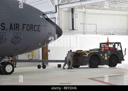 Flieger mit der 22 Aircraft Maintenance Squadron und 931St AMXS lösen Sie die Abschleppstange aus einem Fahrzeug nach einer KC-135 Stratotanker in McConnell's neue 1-bay KC-46 Pegasus hangar Feb 23, 2017 geschleppt wurde, bei McConnell Air Force Base, Kan. Die schiere Größe dieser Hangar zeigt die erhöhte Leistungsfähigkeit der KC-46, die zu einer erheblichen tanken Kapazität haben, die Effizienz zu steigern und Cargo und medizinischem Kapazitäten. Stockfoto