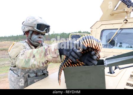 Pvt. Steven Moore, automatisierte Logistik Spezialist mit Alpha Company, 703Rd Brigade Support Battalion, 2nd Infantry Brigade Combat Team, 3rd Infantry Division, lasten Munition für eine M 240 L Maschinengewehr Februar 22, 2017 at Fort Stewart, Ga. Soldaten der 703Rd BSB durchgeführt ein Bataillon Konvoi live-fire Übung während der Durchführung von logistischen Funktionen. Stockfoto