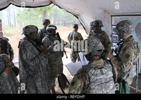 2. Lt Ryan Hobbs (rechts), Zugführer Alpha Company, 703Rd Brigade Support Battalion, 2nd Infantry Brigade Combat Team, 3rd Infantry Division, unterweist die Mission vor einen Konvoi live-fire Übung (CLFX) Februar 23, 2017 at Fort Stewart, Ga. Soldaten der 703Rd BSB ein Bataillon CLFX durchgeführt, während die logistischen Funktionen. Stockfoto