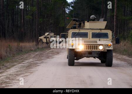 Soldaten der Alpha Company, 703Rd Brigade Support Battalion, 2nd Infantry Brigade Combat Team, 3rd Infantry Division engagieren Ziele während eines Konvoi live-fire Übung (CLFX) Februar 21, 2017 at Fort Stewart, Ga 703rd BSB Soldaten durchgeführt ein Bataillon CLFX während der Durchführung von logistischen Funktionen. Stockfoto