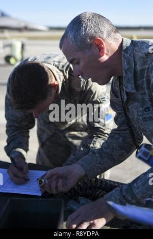 Us Air Force Airman 1st Class Adam Davis, Links, und Tech. Sgt. Sherman Padgett, der 169Th Maintenance Group, prüfen 863 Tintenpatronen bei Tyndall Air Force Base in Florida am März 11, 2017. Mehr als 200 Flieger von der 169th Fighter Wing, South Carolina Air National Guard eingesetzt werden für die Waffensysteme Auswertung Programms (WSEP). Der WSEP Zweck ist die Fähigkeit einer Einheit, um effektiv Munition durch alle Stadien liefern zu bewerten, von Munition, Waffen laden auf das tatsächliche Start- oder Fallenlassen der Waffen aus dem Flugzeug zu bauen. Stockfoto