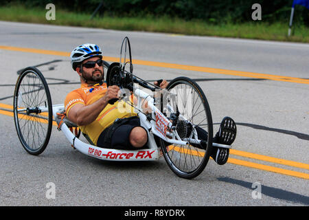 Mann in einem Rollstuhl Zyklus im Jahr 2018 Dayton Air Force Marathon teilnehmen. Stockfoto