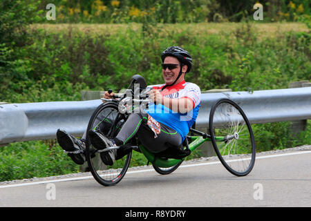 Mann in einem Rollstuhl Zyklus im Jahr 2018 Dayton Air Force Marathon teilnehmen. Stockfoto