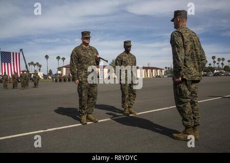 Us Marine Corps Sgt. Maj. William Slade, Sergeant Major des 13 Marine Expeditionary Unit, und Sgt. Maj. Brian Priester, vor der Colonel Chandler Nelms, kommandierender Offizier des 13. MEU, für die das Schwert, während eine Erleichterung und Termin Zeremonie am Del Mar parade Deck an Bord Marine Corps Base Camp Pendleton, Calif., 10. März 2017. Die Zeremonie fand statt, Sgt. Maj. Brian Priester, entlasten und Sgt zurückziehen. Maj. William Slade nach 30 Jahren treuen Militärdienst. Stockfoto