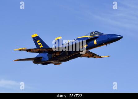 EL Centro, Kalifornien (11. März 2017) Lead solo Pilot der US Navy Flight Demonstration Squadron, die Blue Angels, Cmdr. Frank Weisser führt eine Sneak Pass während der Naval Air Facility El Centro jährliche Air Show. Der Blaue Engel sind geplant mehr als 60 Demonstrationen in den USA im Jahr 2017 durchzuführen. Stockfoto