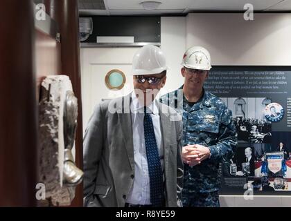 YOKOSUKA, Japan (13. März 2017) Kapitän Buzz Donnelly, rechts, kommandierender Offizier der Marine nur Vorwärts - bereitgestellt Flugzeugträger USS Ronald Reagan (CVN 76), gibt Paul Madden, britischer Botschafter in Japan, eine Tour der Ronald Reagan Museum während einer Schiffstour. Madden wurde Botschafter in Japan im Januar 2017. Ronald Reagan, das Flaggschiff der Carrier Strike Group 5, bietet eine Bekämpfung bereit, Kraft, schützt und verteidigt die kollektive maritime Interessen seiner Verbündeten und Partnern in der Indo-Asia-Pazifik-Region. Stockfoto