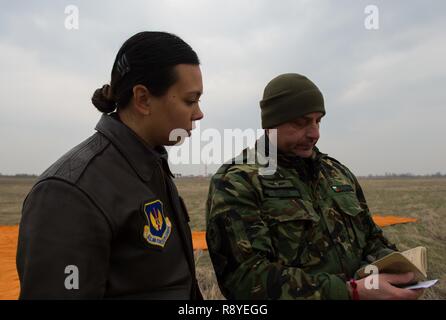 Kapitän Maria Bordelon, 37th Airlift Squadron flight Commander und Übung thrakischen Frühjahr 17 Mission commander Gespräche mit Master Sgt. Momchil Kostov, Bulgarische Special Operations 1st Battalion, 68th Brigade Special Warfare Personal an regionalen Flughafen Plovdiv, Bulgarien, 15. März 2017. Bordelon besuchte die Drop Zone Team Das Team zu beobachten, führen Sie den ersten Personal Rückgang für die zwei Wochen ausüben. Vorwärts Präsenz der US-Air Force in Europa erlaubt Flieger mit unseren NATO-Verbündeten und Partnern zu arbeiten, bereit, die Kräfte in der Lage sind, die regionale Sicherheit zu entwickeln. Stockfoto