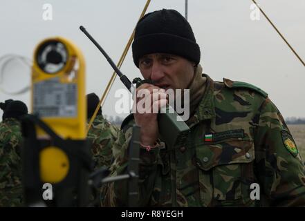 Oberstleutnant Bozhider Boykov, Bulgariens Special Operations 1st Battalion, 86th Brigade Commander, kommuniziert wind Auslesedaten aus der Drop Zone zur bulgarischen Militär Piloten während der Übung thrakischen Frühjahr 17 bei regionalen Flughafen Plovdiv, Bulgarien, 15. März 2017. Boykov arbeitete mit einem 435Th Contingency Response Group Drop Zone Controller während der zwei Wochen Training eine sichere Personal drop auszuführen. Die kombinierte Übung zielt darauf ab, die Beziehungen zu erleichtern und den Bulgarien gemeinsame militärische Fähigkeiten aufzubauen. Stockfoto