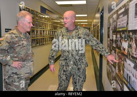 STENNIS SPACE CENTER, Fräulein--Gen. Raymond 'Tony' Thomas, Kommandierender General des US Special Operations Command, erhält eine Tour von Naval kleine Handwerks- Anweisung und Technische Ausbildung Einrichtungen der Schule an der John C Stennis Space Center in Mississippi, von Chief Warrant Officer 4 Craig Griffin, NAVSCIATTS' Training Officer. Thomas' Tour der drei Naval Special Warfare Befehle auf Stennis entfernt Markierungen an seinen ersten Besuch in der Gegend während seiner Befehl an Ussocom. Die drei Befehle gehören NAVSCIATTS, speziellen Boot Team 22 und Ausbildung Ablösung Stennis. NAVSCIATTS ist eine Sicherheit Coo Stockfoto