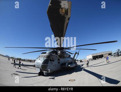 Ein U.S. Marine Corps CH-53E Super Stallion sitzt auf der Flightline am Naval Air Facility El Centro, Kalifornien, 11. März 2017, während der 2017 NAF El Centro Airshow. Die CH-53 ist die schwerste und grösste Hubschrauber der US-Militär verwendet, mit einer Kapazität von 16 Tonnen Fracht oder genug Marines für den Kampf oder humanitäre Einsätze. Stockfoto