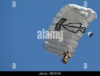 Ein Mitglied der US-Armee schwarzen Dolch Fallschirm Demonstration Team bereitet während der 2017 Naval Air Facility El Centro Airshow, 11. März 2017, in der Flugplatz El Centro, Kalifornien zu landen. Die schwarze Dolche besteht aus verschiedenen Mitglieder in der ganzen Army Special Operations Gemeinschaft und Fallschirm in vollem Gang und Ausrüstung, sie würden in einem Betrieb Mission. Stockfoto