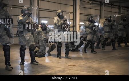 Sicherheitskräfte Spezialisten 182 Sicherheitskräfte Squadron, Illinois Air National Guard, Praxis, die auf ihren Gasmasken in Ausbildung während der Unruhen in Peoria, Illinois, 4. März 2017 vergeben. Das geschwader Züge in Konfrontation Management als Teil der Mission der Air National Guard die erste Wahl für Heimat zu werden. Stockfoto