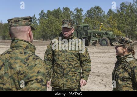 Us Marine Corps Generalleutnant John E. Wissler, Commander, U.S. Marine Corps Forces Command, Kommandierender General, Fleet Marine, Atlantik, spricht mit den Marines mit 8 Engineer Support Battalion, 2nd Marine Logistics Group (MLG) bei seinem Besuch in Camp Lejeune, N.C., 15. März 2017. Wissler besucht 2. MLG ein befehlshaber Workshop abzuhalten, den Führungskräften auf bestimmten Themen, und Ausbildung an verschiedenen 2D MLG Einheiten beobachten. Stockfoto