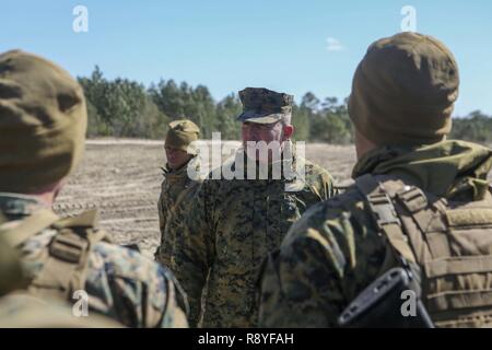 Us Marine Corps Generalleutnant John E. Wissler, Commander, U.S. Marine Corps Forces Command, Kommandierender General, Fleet Marine, Atlantik, spricht mit Marinesoldaten und Matrosen mit 8 Engineer Support Battalion, 2nd Marine Logistics Group (MLG) bei seinem Besuch in Camp Lejeune, N.C., 15. März 2017. Wissler besucht 2. MLG ein befehlshaber Workshop abzuhalten, den Führungskräften auf bestimmten Themen, und Ausbildung an verschiedenen 2D MLG Einheiten beobachten. Stockfoto