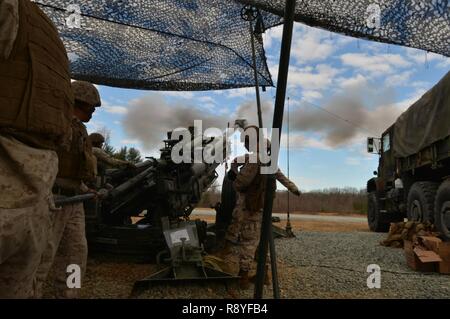 Marines aus der Grundschule (TBS) Verhalten live Fire Training auf der M 777, leichtes 155-mm-Haubitze an Bord der MCB Quantico. Stockfoto