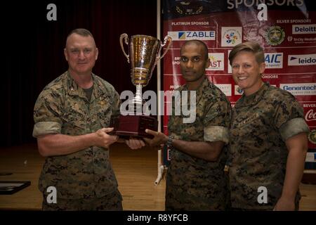 Verwundete Krieger Regiments Kommandeur Oberst Scott D. Campbell präsentiert die Marine Corps Studien Challenge Cup zu Vertretern von verwundeten Krieger Battalion-East bei der abschließenden Abendessen, die Marine Corps Base Camp Pendleton, Calif., 15. März 2017. Verwundete Krieger Battalion-East gewann den Cup für verdienen die meisten Medaillen während der 2017 Marine Corps Studien. Das Marine Corps Studien fördert die Genesung und Rehabilitation durch adaptive sport Teilnahme und entwickelt die Kameradschaft unter Wiederherstellung-Mitglieder (RSM) und Veteranen. Stockfoto