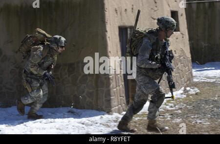 Soldaten aus Alpha Co, 2nd Battalion, 506Th Infanterie Regiment "Weiße Currahee," 3 BCT, Luftlandedivision (Air Assault), führen Sie bounding Bewegungen während einer voreiligen Raid 16. März 2017 über die gemeinsame Basis Mc Guire-Dix - Lakehurst, NJ, während Krieger Übung 78-17-01. WAREX 78-17-01 ist eine groß angelegte kollektive Training übung für Einheiten in eine taktische Umwelt einzutauchen, bauen die Fähigsten, combat ready und tödlichen Kräfte in der Geschichte. Stockfoto