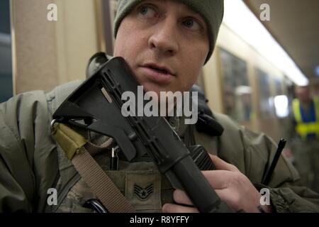Air Force Staff Sgt. Nicholas Woolridge, ein streifenpolizist mit der 673 d Security Forces Squadron Uhren der Flur als seine Mitarbeiter Pins nach unten und hält die aktive shooter Spieler in der 773Rd Bauingenieur Squadron, März 13. Die Sicherheitskräfte Geschwader auf gemeinsamer Basis Elmendorf-Richardson führt regelmäßig keine - Bekanntmachung der Tests der aktiven shooter Mentalitäten Büros' um. Stockfoto