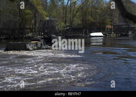 Us-Marines mit Firma B, 2 Assault Amphibian Battalion, 2nd Marine Division durchführen, um einen Fluss zu überqueren, als Teil einer Bereitstellung für Training (DFT) in Fort Stewart, Ga, 16. März 2017. Den Fluss überqueren, Übung das erste Mal eine amphibische Landung Übung auf Fort Stewart geleitet worden war. Stockfoto