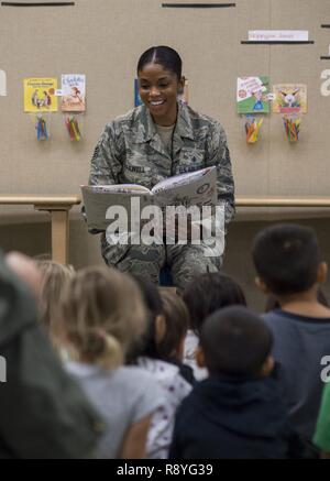 PEARL HARBOR (15. März 2017) Staff Sgt. Deshyra Maxwell, zugeordnet zu den Joint Base Pearl Harbor-Hickam (JBPHH), liest 'Rosie Revere Engineer' zu JBPHH Kindheit Development Center (CDC) Vorschüler während einer "Story Zeit mit der CDC' an JBPHH Bibliothek. Die "Story-Time" Ereignis gefeiert National Women's History Month und empfohlene weiblichen Service Mitglieder lesen Kinder über wichtige Persönlichkeiten in der Geschichte der Frauen. Stockfoto